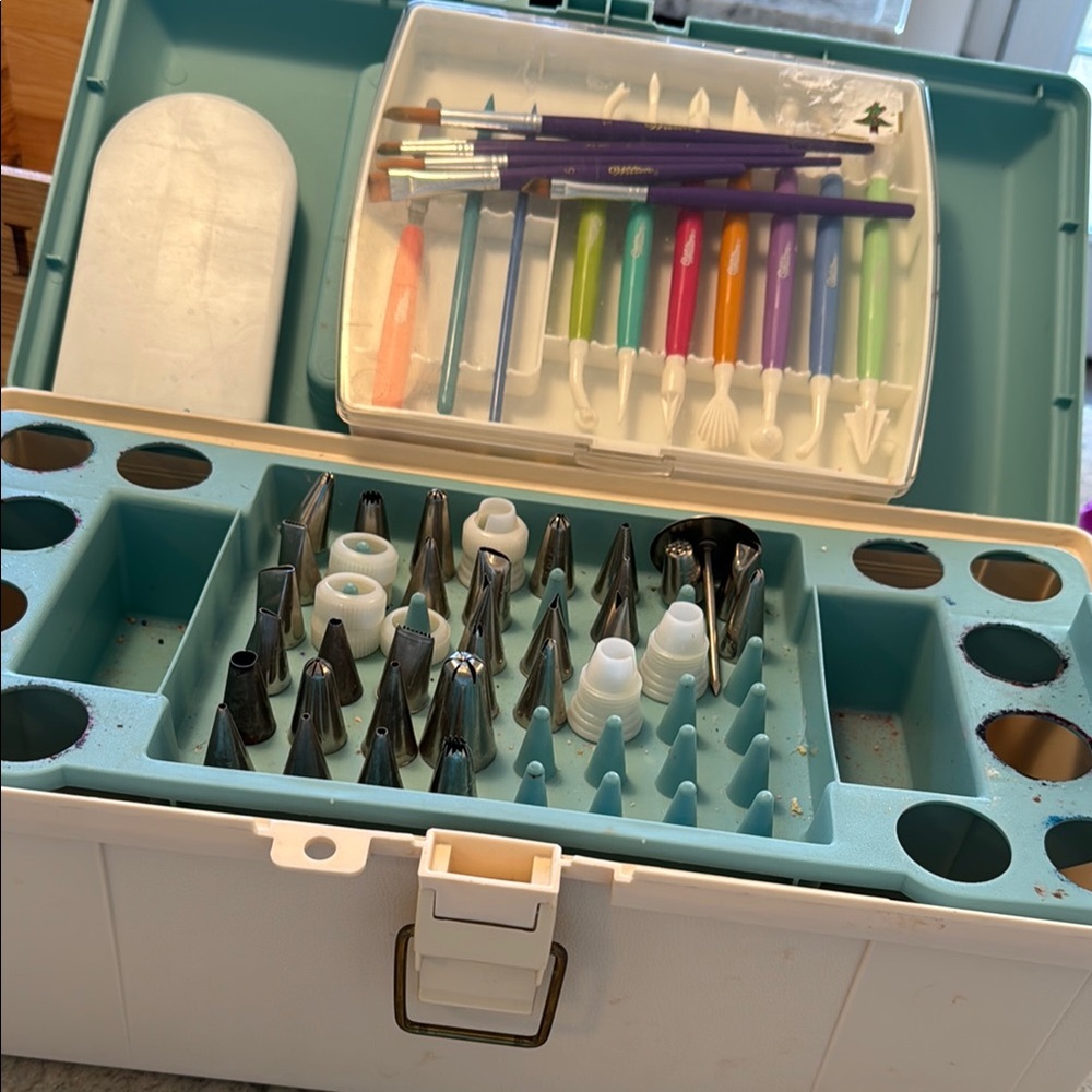 🧁 COMPLETE WILTON CAKE DECORATING TOOLS KIT
